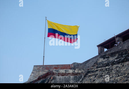 Colombiano di bandiera sventola sulla cima di San Felipe de Barajas Castle Foto Stock