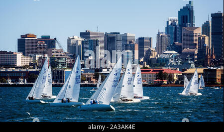 Colorato regata a vela nel porto di Sydney con il paesaggio urbano di Sydney in background, a Sydney in Australia il 27 settembre 2019 Foto Stock