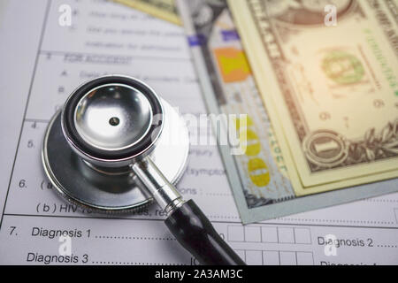 Assicurazione malattia infortunio modulo di reclamo con lo stetoscopio e il dollaro USA banconote, concetto medico. Foto Stock