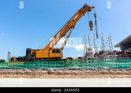 La costruzione del ponte o expressway attrezzature struttura del sito. Gru mobile costruzione expressway sul cielo blu sullo sfondo. Foto Stock