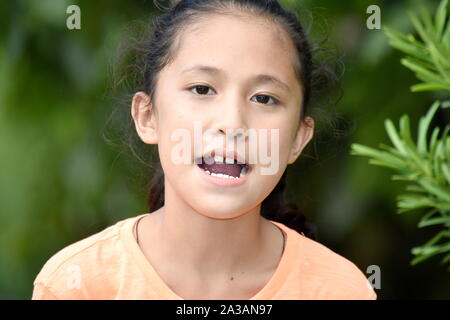 Una giovane ragazza Filipina parlando Foto Stock