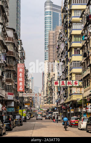 Hong Kong, Cina - 27 Gennaio 2019: vecchi edifici di appartamenti in contrasto con un moderno grattacielo in strada di Mong Kok in Kowloon, Hong Kong Foto Stock