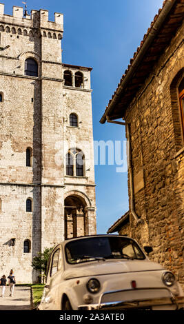 Italian vecchia auto di soggiornare nel centro della città di Gubbio Foto Stock