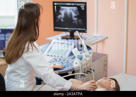 La città di Gomel, Bielorussia, 31 maggio 2017. Ospedale della città. Diagnosi ecografica camera. Il medico effettua una diagnosi ecografica della ghiandola tiroide t Foto Stock