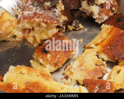 Dessert austriaco, Kaiserschmarrn in una padella, cibo tradizionale nozione Foto Stock