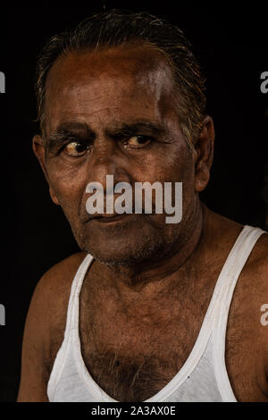 Senzatetto depresso emotivo anziano uomo che passa da solo il tempo in estate Foto Stock