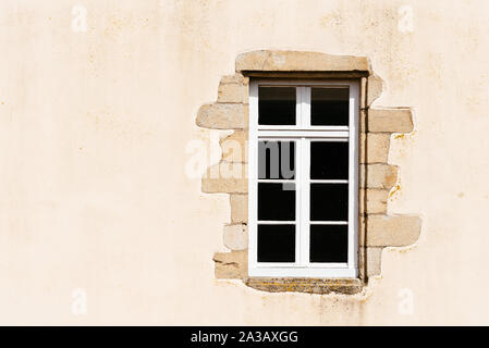 Vecchia finestra di legno in casa francese, vintage background. Foto Stock