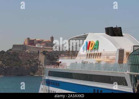 Ibiza, Spagna - Luglio 03, 2019: Antica città fortezza e la nave di crociera con logo Foto Stock