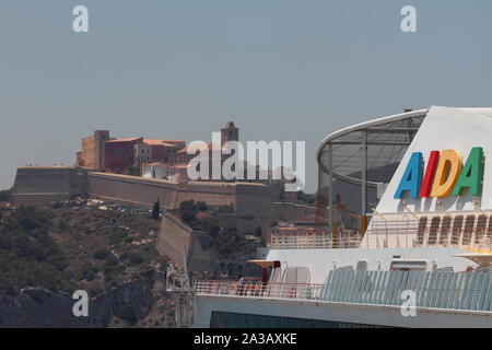 Ibiza, Spagna - Luglio 03, 2019: Antica città fortezza e Cruise Company logo Foto Stock