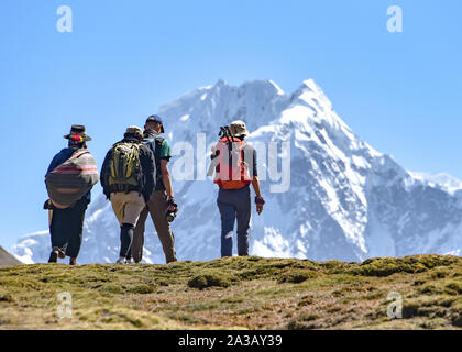 Un gruppo di appassionati di trekking sul Sentiero Ausangate nelle Ande peruviane Foto Stock