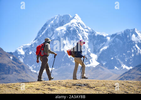 Un gruppo di appassionati di trekking sul Sentiero Ausangate nelle Ande peruviane Foto Stock