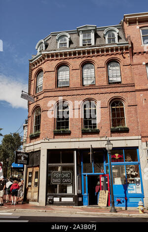 Portland, Maine - Settembre 26th, 2019: esterne di edifici in mattoni nel centro storico di Porto vecchio distretto di Portland, Maine. Foto Stock