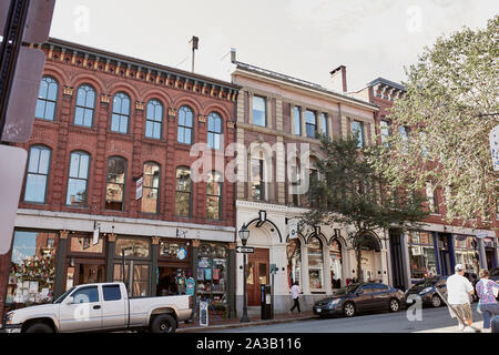 Portland, Maine - Settembre 26th, 2019: esterne di edifici in mattoni nel centro storico di Porto vecchio distretto di Portland, Maine. Foto Stock