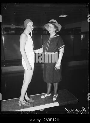 Scioccante costumi da bagno. Washington, 25 agosto. Come sono cambiati i tempi! La sig.ra Harvey W. Wiley, vedova dell'autore del puro atto alimentare, visualizzando la scioccante il costume da bagno di 1895 mentre Marjorie Gunnels indossa la sensata del 1936. Essi saranno modello per i gay degli anni Novanta parade che sarà una funzione del summer festival a beneficio delle donne del City Club di Washington, 28 agosto. La sig.ra Wiley è presidente del club Foto Stock