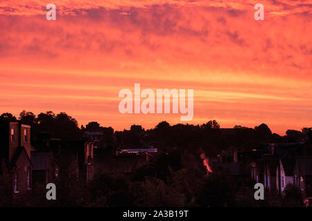 Forest Hill, Londra, Regno Unito, 07 ott 2019. Un bel rosso e rosa sunrise consente di impostare il tono per la nuova settimana a Londra in questo lunedì mattina all'inizio dell'autunno. Credito: Imageplotter/Alamy Live News Foto Stock