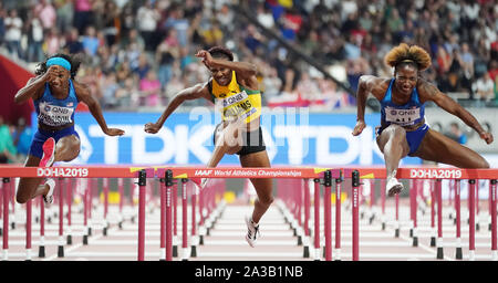 Doha in Qatar. 6 Ottobre, 2019. Kendra Harrison degli Stati Uniti, Danielle Williams della Giamaica e Nia Ali degli Stati Uniti (da L a R) competere durante le donne 100m ostacoli al 2019 IAAF mondiale di atletica a Doha, in Qatar, 6 ott. 2019. Credito: Li pista/Xinhua/Alamy Live News Foto Stock