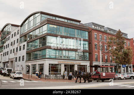 Portland, Maine - Settembre 26th, 2019: carro trainato da cavalli nel centro storico di Porto vecchio distretto di Portland, Maine. Foto Stock