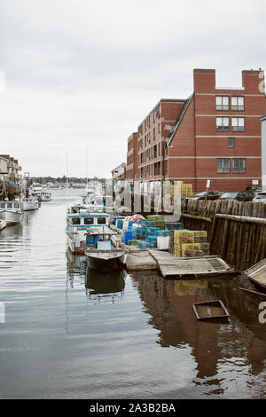 Portland, Maine - Settembre 26th, 2019: la pesca commerciale wharf in porto vecchio quartiere portuale di Portland, Maine. Foto Stock