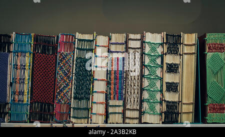 Vintage artigianali in pelle fatti a mano per la copertina del libro . Fatte a mano e personalizzate notebook di cucitura dettaglio con bianco, azzurro e blu scuro pagine. libro sul ripiano. writtin Foto Stock
