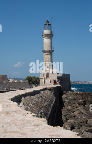 Una vista dal lungo la parete del mare ofXania Chania faro veneziano in corrispondenza della bocca di porto nell'isola greca di Creta settentrionale Foto Stock
