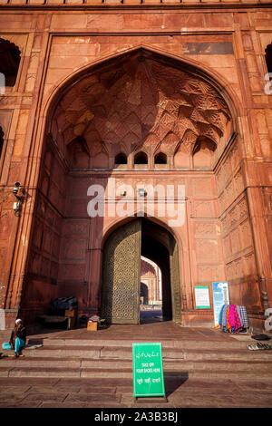 DELHI, India, Marzo 04, 2013: i passi che portano in India la più grande moschea Jama Masjid Foto Stock