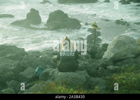 Donna che guarda al mare, pasakdek Foto Stock