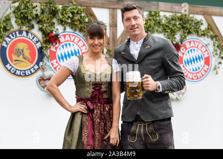 Monaco di Baviera, Germania. 06 ott 2019. Robert Lewandowski e sua moglie Anna Lewandowska provengono per lo scarabeo tenda al Oktoberfest sulla Theresienwiese. I giocatori, allenatori e dirigenti della Bundesliga squadra di calcio FC Bayern tradizionalmente visitare la tenda Käfer insieme una volta durante l'Oktoberfest. Credito: Matthias esitano di fronte/dpa/Alamy Live News Foto Stock