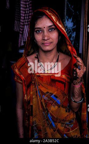 Ritratto di una donna indiana nel quartiere di Asalfa Mumbai, India Foto Stock