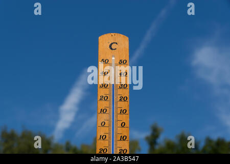 Un termometro indica alta temperatura in estate Foto Stock