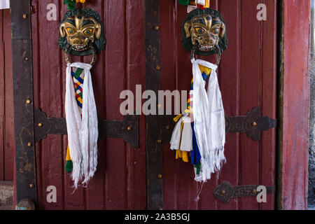 Nappe intrecciato che rappresentano le bandiere di preghiera per buona fortuna appendere alla porta di Norbulingka, l'ex palazzo estivo del Dalai Lama a Lhasa, in Tibet. Foto Stock