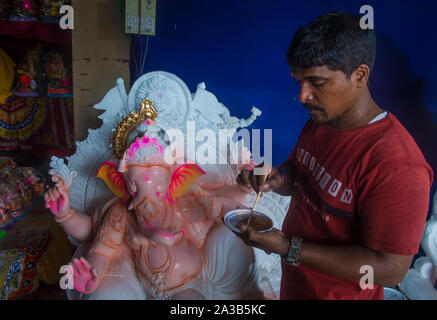 Uomo indiano che decora l'idolo di Ganesh per il festival di Chaturthi di Ganesh in India di Mumbai Foto Stock