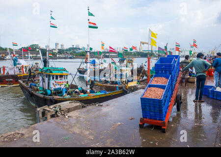 Persone indiane che lavorano a Sassoon Docks a Mumbai India Foto Stock