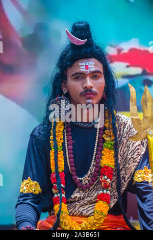 L'uomo indiano partecipa al festival Janmashtami a Mumbai India Foto Stock