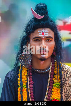 L'uomo indiano partecipa al festival Janmashtami a Mumbai India Foto Stock