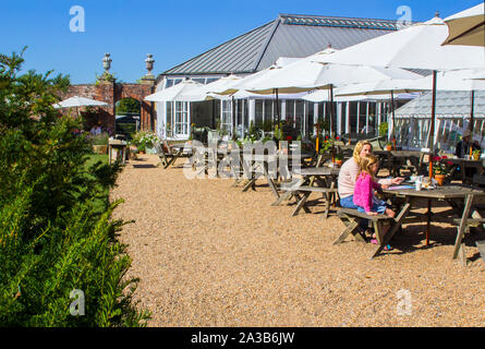 20 settembre 2019 i clienti pasti presso la sala da tè Pavillion a Stanstead casa maestosa casa e terreni nella South Downs National Park in West Susse Foto Stock