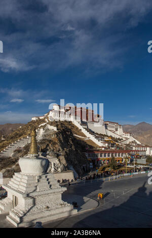 Il palazzo del Potala fu fondata circa 1645 D.C. e fu il primo palazzo di inverno del Dalai Lama ed è un sito Patrimonio Mondiale dell'UNESCO a Lhasa, in Tibet. Foto Stock