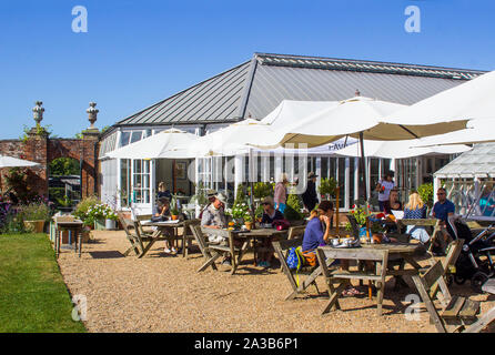 20 settembre 2019 I Clienti che cenano al Pavilion Tearoom presso la casa signorile Stanstead House e i giardini del South Downs National Park nel West Sussex Foto Stock