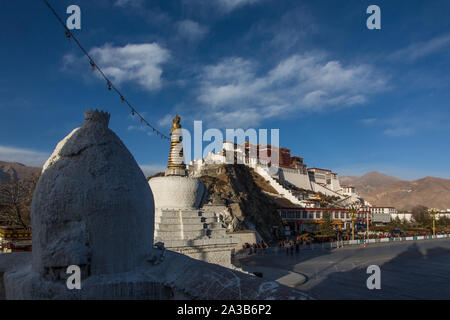 Il palazzo del Potala fu fondata circa 1645 D.C. e fu il primo palazzo di inverno del Dalai Lama ed è un sito Patrimonio Mondiale dell'UNESCO a Lhasa, in Tibet. Foto Stock