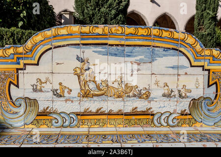 Piastrelle di maiolica del chiostro delle Clarisse al Monastero di Santa Chiara a Napoli, campania, Italy. Foto Stock