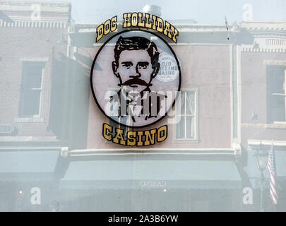 Segno sulla finestra, e la riflessione delle imprese di tutta la strada, all'Doc Holliday Casino in Central City, Colorado Foto Stock