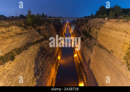 Canale di Corinto durante il crepuscolo Foto Stock