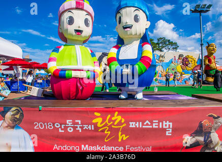 Statue colorate al parco Maskdance durante il festival di Maskdance in Andong Corea del Sud Foto Stock