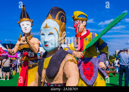 Statue colorate al parco Maskdance durante il festival di Maskdance in Andong Corea del Sud Foto Stock