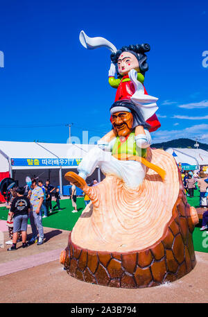 Statue colorate al parco Maskdance durante il festival di Maskdance in Andong Corea del Sud Foto Stock