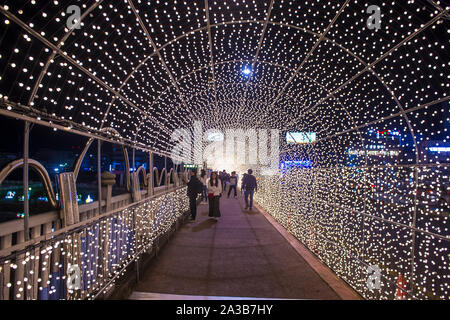 Tunnel delle lanterne durante il Festival delle Lanterne Jinju in Jinju, Corea del Sud Foto Stock