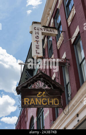 Indicazioni per il Rancho di El taverna e vecchio albergo centrale, per il quale il 1892 fu costruito l'edificio, sul viale principale di Durango, la sede di La Plata County nel sud del Colorado Foto Stock