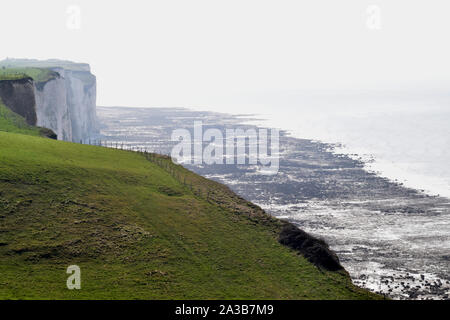 Les falaises entre le bois de Cise et mers les bains, chemins de pedestri avec vue sur la mer, la Baie de Somme, Ault, Onival, Cayeux sur mer Foto Stock