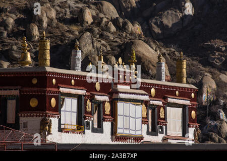 Il monastero di Drepung fu fondata nel 1416 D.C. ed era il più grande monastero in tutto il Tibet, alloggiamento fino a 10.000 monaci in una sola volta. Vicino a Lhasa, Tib Foto Stock