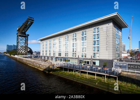 Hilton Garden Inn sul fiume Clyde e un vecchio Finnieston gru a Glasgow, Scozia Foto Stock
