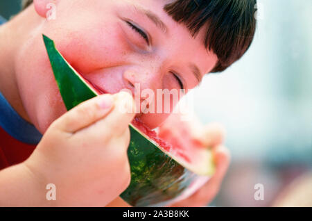 Ragazzo di mangiare un cocomero Foto Stock